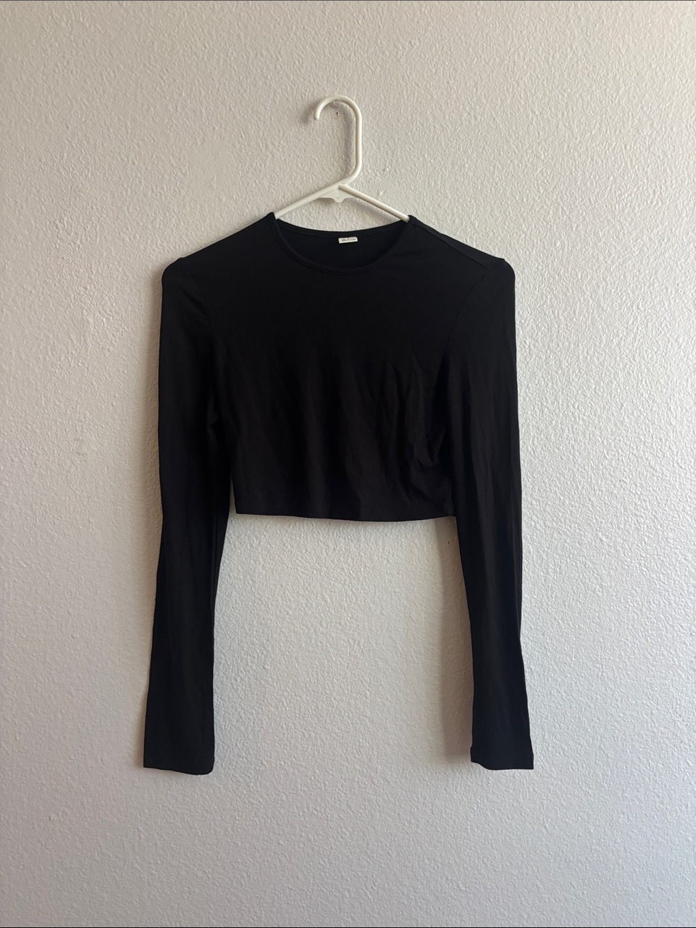 Basic Amazon Black Long-Sleeve Cropped Top
